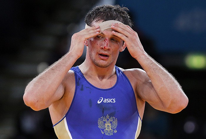 Alan Khugaev của Nga bị chấn thương khi thi đấu trận bán kết môn vật hạng cân 84 kg.